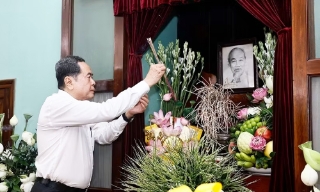 Chủ tịch Quốc hội Trần Thanh Mẫn dâng hương tưởng nhớ Chủ tịch Hồ Chí Minh