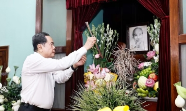  Chủ tịch Quốc hội Trần Thanh Mẫn dâng hương tưởng nhớ Chủ tịch Hồ Chí Minh