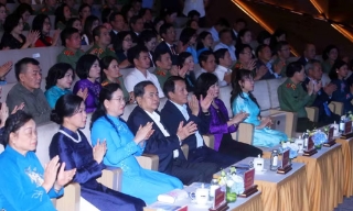 Chủ tịch Quốc hội Trần Thanh Mẫn dự chương trình 'Kết nối yêu thương'chung tay hỗ trợ phụ nữ, trẻ em khó khăn