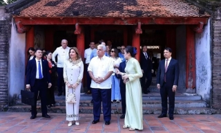 Tổng thống Panama cùng Phu nhân tham quan Văn Miếu-Quốc Tử Giám