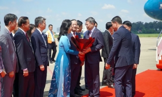 Thủ tướng Lê Minh Hưng tới Thủ đô Viêng Chăn bắt đầu chuyến thăm chính thức Lào