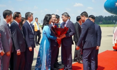  Thủ tướng Lê Minh Hưng tới Thủ đô Viêng Chăn bắt đầu chuyến thăm chính thức Lào