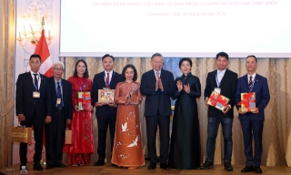 Tổng Bí thư, Chủ tịch nước Tô Lâm gặp gỡ cán bộ, nhân viên Đại sứ quán và cộng đồng người Việt Nam tại Đan Mạch, Iceland và phía Nam Thụy Điển
