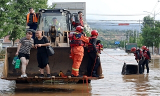 Mưa lớn cuốn trôi ô tô ở Bắc Kinh, 30 người thiệt mạng