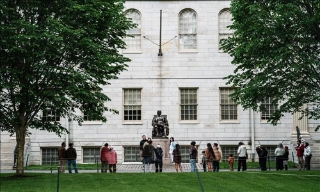 Đại học Harvard tuân thủ yêu cầu về hồ sơ lao động