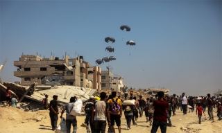 Nhiều nước thả hàng viện trợ nhân đạo xuống Dải Gaza
