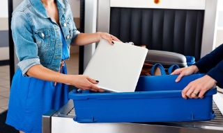 Vì sao phải bỏ máy tính xách tay ra ngoài khi kiểm tra an ninh ở sân bay?