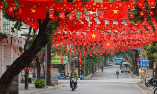 Phố phường Hà Nội rợp sắc cờ đỏ sao vàng, hướng về ngày Quốc khánh 2/9