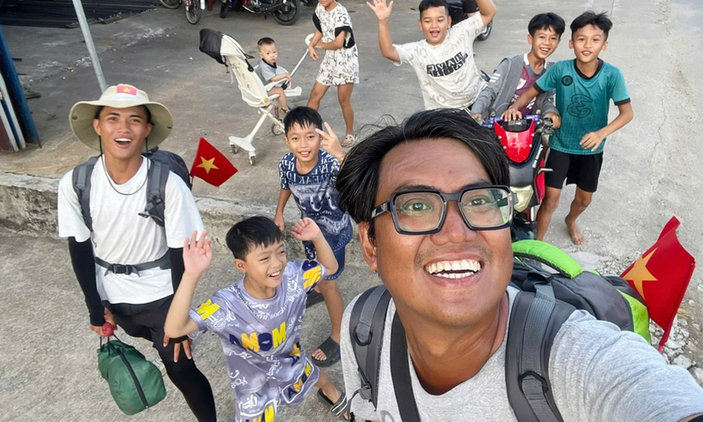  Đôi bạn đi bộ 1.500km từ Thành phố Hồ Chí Minh ra Hà Nội dự lễ Quốc khánh