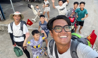 Đôi bạn đi bộ 1.500km từ Thành phố Hồ Chí Minh ra Hà Nội dự lễ Quốc khánh
