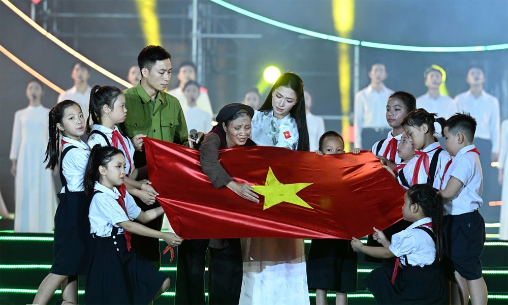  Ca khúc nhạc phim "Mưa đỏ" lần đầu được ca sĩ Hòa Minzy biểu diễn