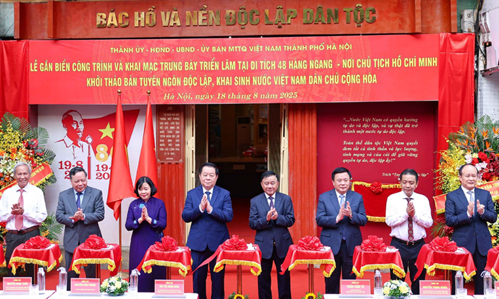  Lễ gắn biển và trưng bày triển lãm tại Ngôi nhà số 48 Hàng Ngang - nơi Bác Hồ khởi thảo “Tuyên ngôn Độc lập”