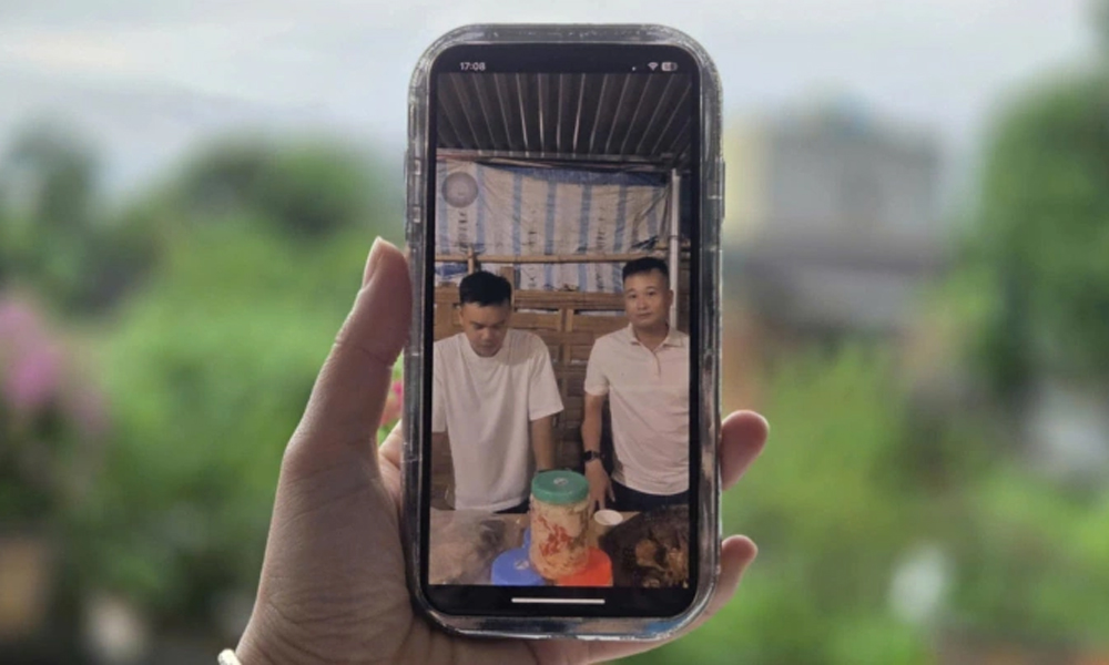  Đại úy công an livestream giúp bà con trong bản bán nông sản