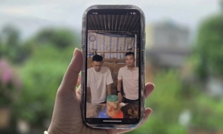 Đại úy công an livestream giúp bà con trong bản bán nông sản
