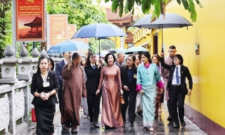 Phu nhân Chủ tịch nước và Hoàng hậu Bhutan dâng hương tại chùa Trấn Quốc