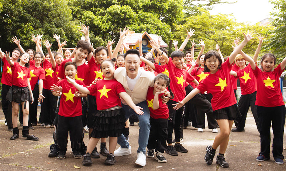  Ca sĩ Hoàng Bách ra mắt MV “Yêu nụ cười Việt Nam”