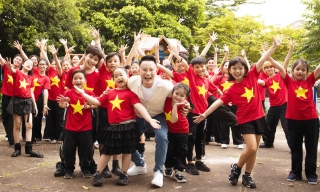 Ca sĩ Hoàng Bách ra mắt MV “Yêu nụ cười Việt Nam”