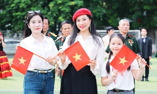 Khi người trẻ viết tiếp câu chuyện hòa bình bằng "đặc sản" ngoại ngữ