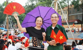 Người dân "cắm trại" chờ diễu binh, diễu hành