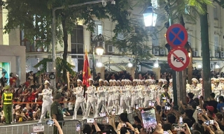 Người dân hào hứng chào đón các khối diễu binh, diễu hành trên phố