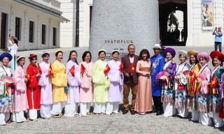 "Việt phục bộ hành” - Lan tỏa văn hóa Việt ra thế giới