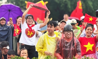 Người dân đội mưa từ sáng sớm, chọn chỗ ngồi đẹp chờ xem diễu binh A80