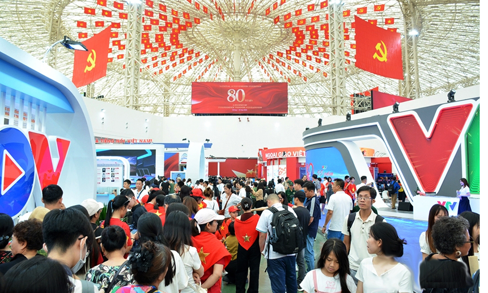  Hơn 10.000 người ghé thăm Triển lãm "80 năm Hành trình Độc lập - Tự do - Hạnh phúc" trong ngày khai mạc