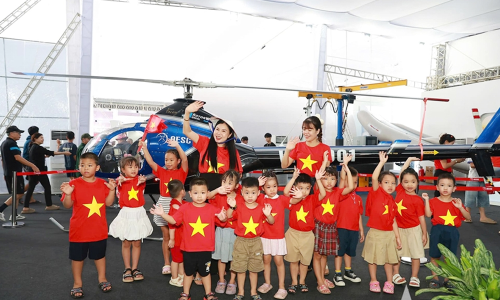  Đông đảo người dân tham quan Triển lãm thành tựu đất nước