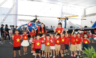 Đông đảo người dân tham quan Triển lãm thành tựu đất nước