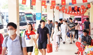 Bến xe ở Hà Nội “đìu hiu” khách, các cầu sang Trung tâm Triển lãm quốc gia ở Đông Anh tắc cứng