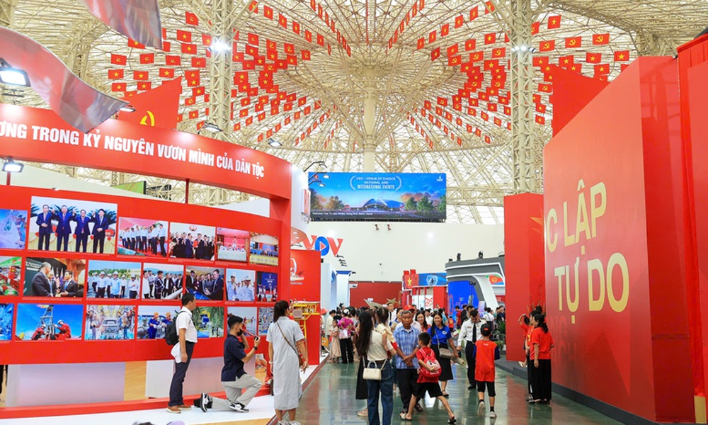  Hàng trăm nghìn khách tham quan đến với Triển lãm Thành tựu đất nước