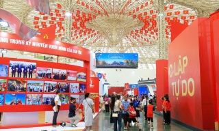 Hàng trăm nghìn khách tham quan đến với Triển lãm Thành tựu đất nước