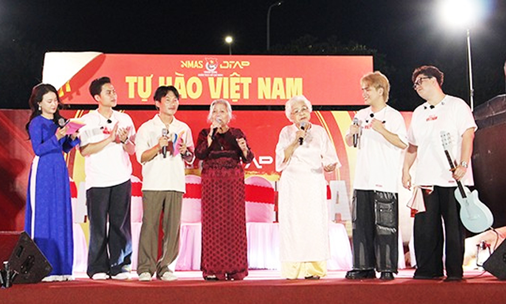  Thổi bùng ngọn lửa tự hào trong tim người trẻ