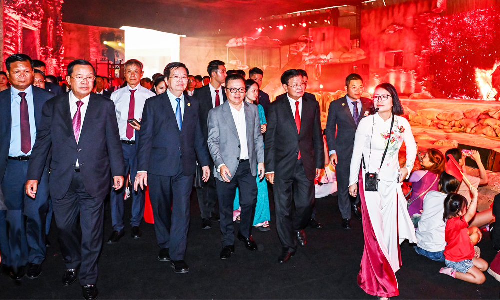  Lãnh đạo hai nước Lào và Campuchia tham quan Triển lãm Thành tựu đất nước