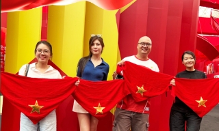 Người trẻ biểu đạt tinh thần yêu nước qua trang phục 