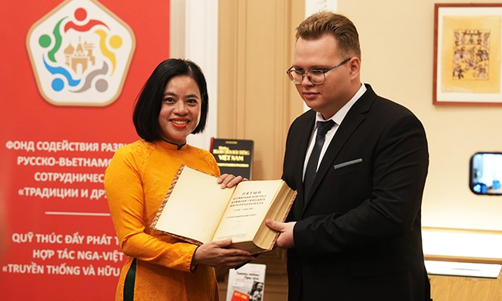  Trao tặng Bảo tàng Hồ Chí Minh cuốn sách quý về Bác Hồ tại Liên bang Nga