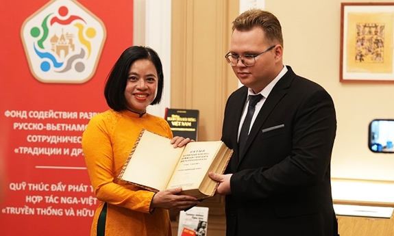 Trao tặng Bảo tàng Hồ Chí Minh cuốn sách quý về Bác Hồ tại Liên bang Nga