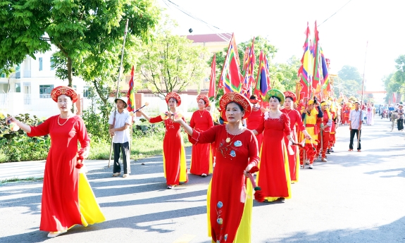 Lễ hội tri ân công đức Nguyên phi Ỷ Lan thu hút đông đảo du khách