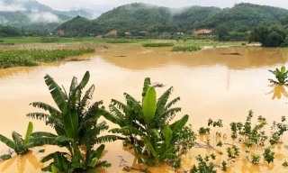 Đường vào thôn Làng Nủ bị sạt lở do mưa lũ