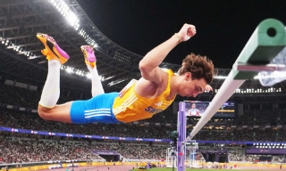 Duplantis lần thứ 14 phá kỷ lục thế giới môn nhảy sào