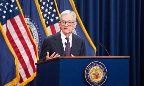 FED hạ lãi suất lần đầu trong năm 2025
