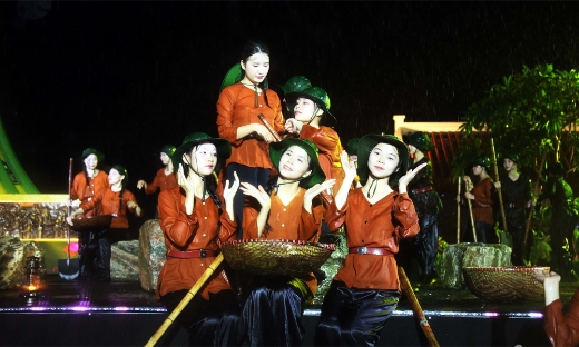 Sâu lắng chương trình nghệ thuật “Lời tri ân - Dòng sông hoa lửa”