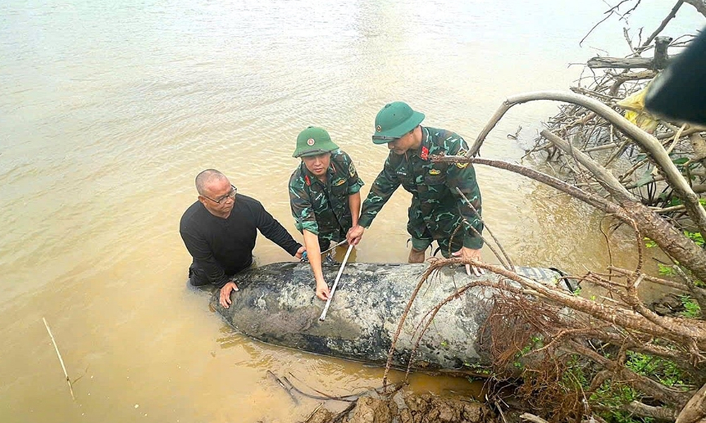  Trục vớt 2 quả bom hơn 1.300kg còn ngòi nổ gần cầu Long Biên