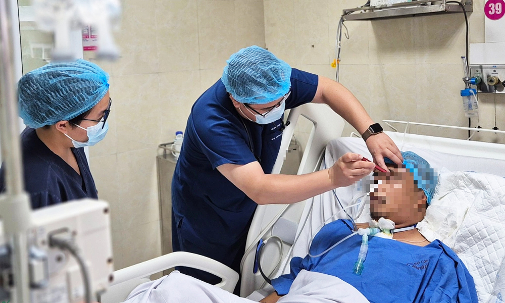  Thứ trưởng Y tế hỗ trợ cứu người bị tai nạn trên cầu Nhật Tân