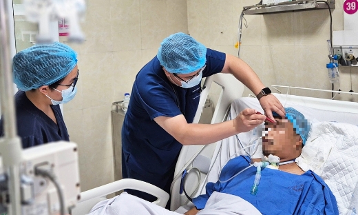 Thứ trưởng Y tế hỗ trợ cứu người bị tai nạn trên cầu Nhật Tân