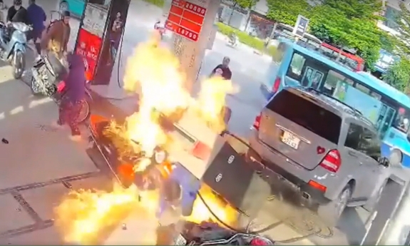 Ôtô húc đổ cột bơm xăng gây cháy ở Hà Nội