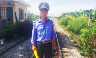 Nhân viên đường sắt dũng cảm cứu người thoát chết trong gang tấc