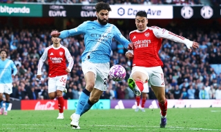 Ghi bàn phút 90+2, Arsenal thoát thua Man City