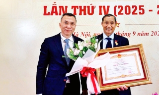 Huấn luyện viên Mai Đức Chung nhận danh hiệu Anh hùng Lao động