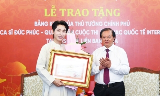 Ca sĩ Đức Phúc nhận Bằng khen của Thủ tướng Chính phủ